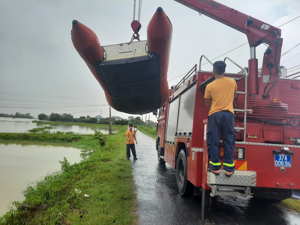 Lực lượng Cảnh sát PCCC&CNCH tỉnh Nghệ An dùng phương tiện chuyên dụng để cứu nạn, cứu hộ