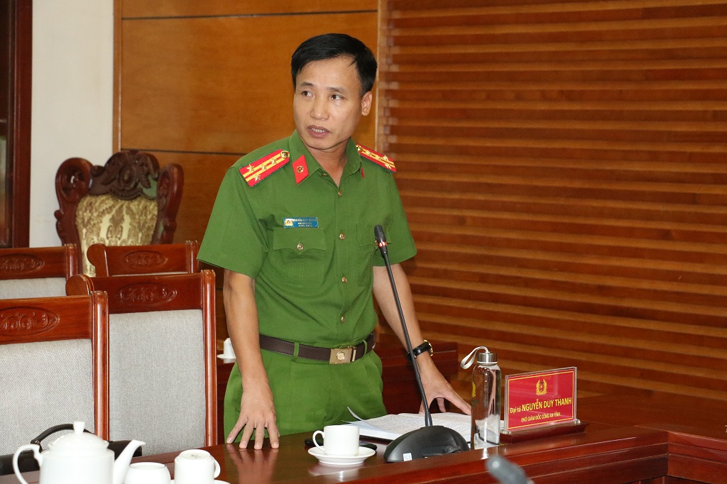 Đồng chí Đại tá Nguyễn Duy Thanh, Phó Giám đốc Công an tỉnh phát biểu tại Hội nghị