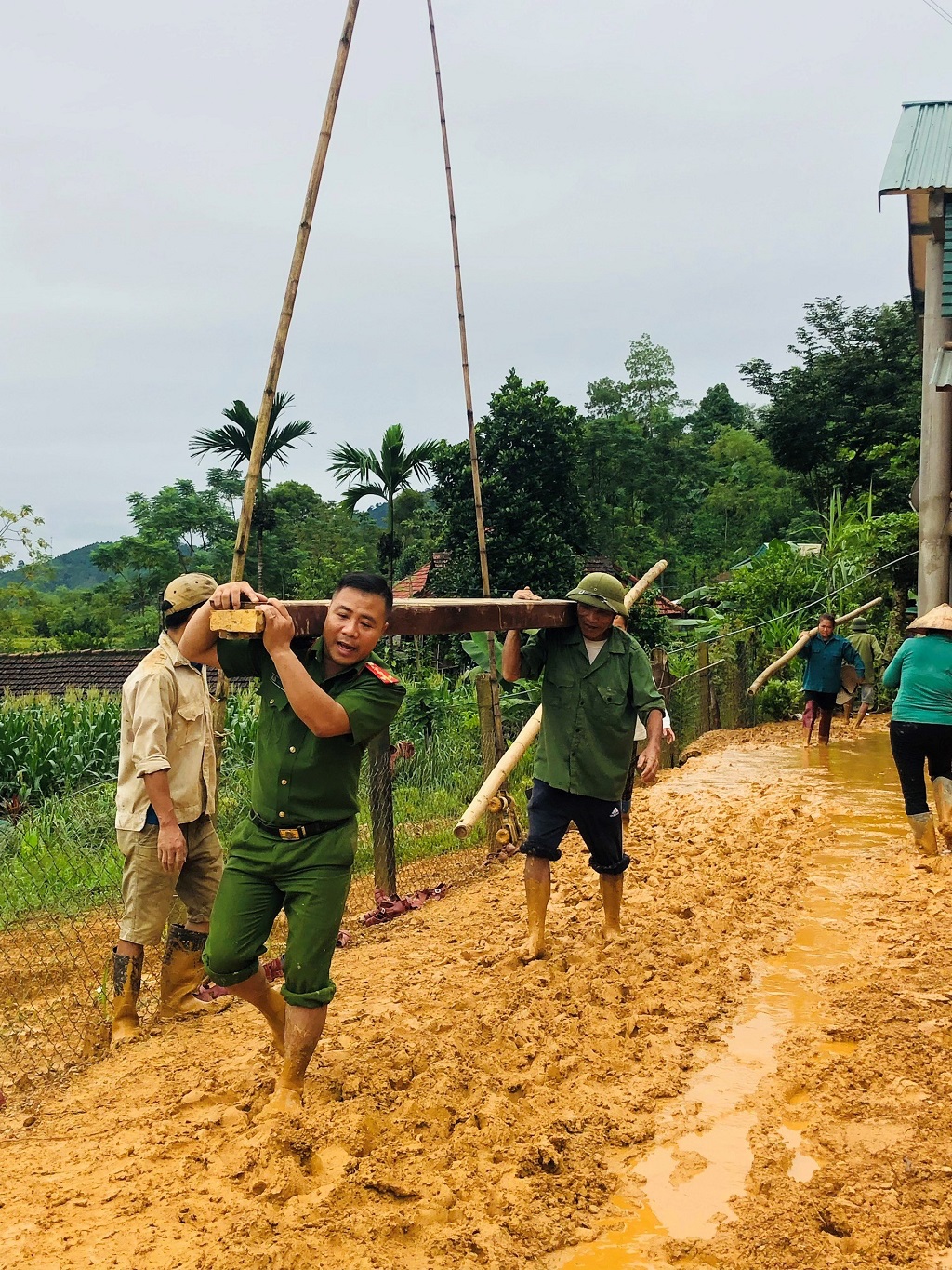 Công an xã Môn Sơn, huyện Con Cuông giúp đỡ người dân di dời tài sản do mưa lũ đến nơi an toàn
