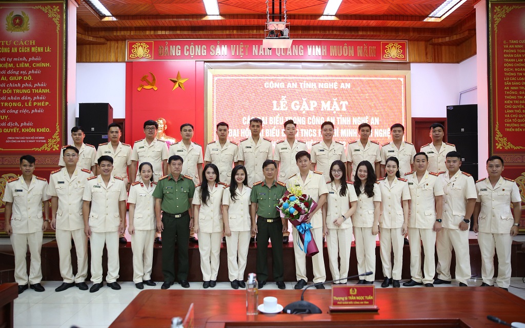 Đồng chí Thượng tá Trần Ngọc Tuấn, Phó Giám đốc Công an tỉnh tặng hoa chúc mừng Đoàn Đại biểu lực lượng Công an tham dự Đại hội Đoàn Thanh niên Cộng sản Hồ Chí Minh tỉnh Nghệ An lần thứ 18