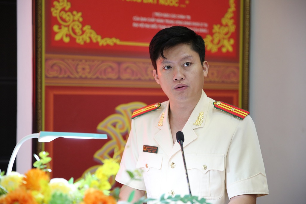 Bí thư Đoàn thanh niên Công an tỉnh báo cáo với đồng chí Phó Giám đốc tổng thể nội dung chương trình Đại hội và các nội dung do lực lượng đoàn viên Công an tỉnh Nghệ An đảm nhận