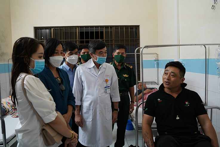 Bà Nguyễn Thuỵ Nga (thứ 2 từ trái qua), Phó Chủ tịch UBND huyện Côn Đảo cùng lãnh đạo Trung tâm Y tế Quân dân y Côn Đảo thăm hỏi thuyền viên người Trung Quốc đang được điều trị. Ảnh: MẠNH CƯỜNG