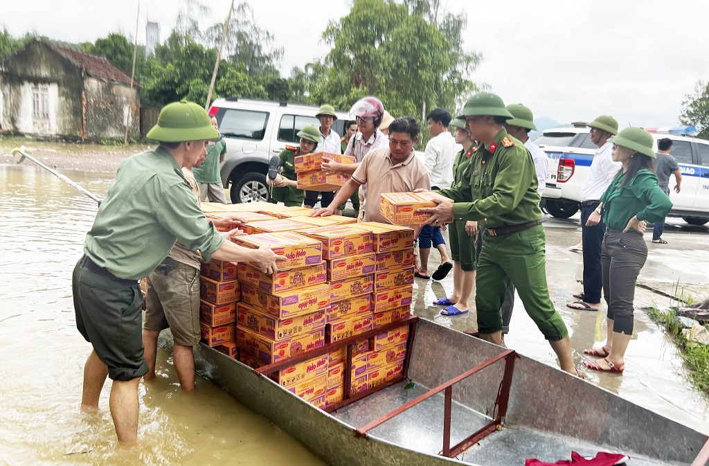 Do phần lớn diện tích bị ngập sâu nên các phần quà đều phải được đưa lên thuyền để vận chuyển kịp thời tới người dân