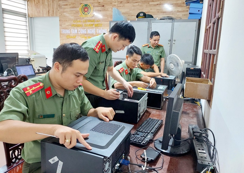 Cán bộ, chiến sĩ Trung tâm CNTT sữa chữa, bảo dưỡng, bảo trì thiết bị máy móc phục vụ công tác chuyên môn
