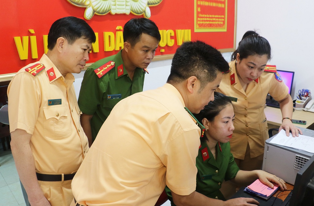 Trong sáng 01/10/2022, Lãnh đạo Phòng Cảnh sát giao thông đã kiểm tra việc cấp đăng ký phương tiện tại xã Diễn Lộc, huyện Diễn Châu