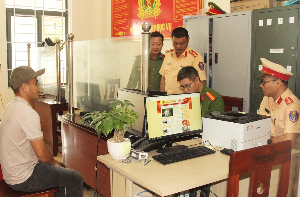Đoàn công tác Phòng Cảnh sát giao thông cũng đã đến kiểm tra, hướng dẫn hoạt động cấp đăng ký phương tiện tại Công an xã Thanh Thuỷ, huyện Thanh Chương