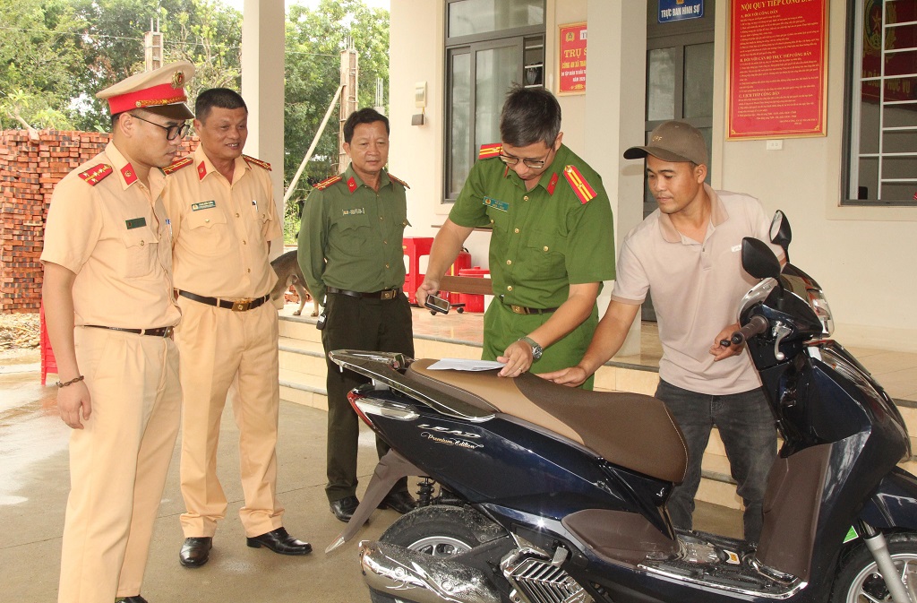 Người dân được nhận biển số xe sau khi hoàn thành các thủ tục