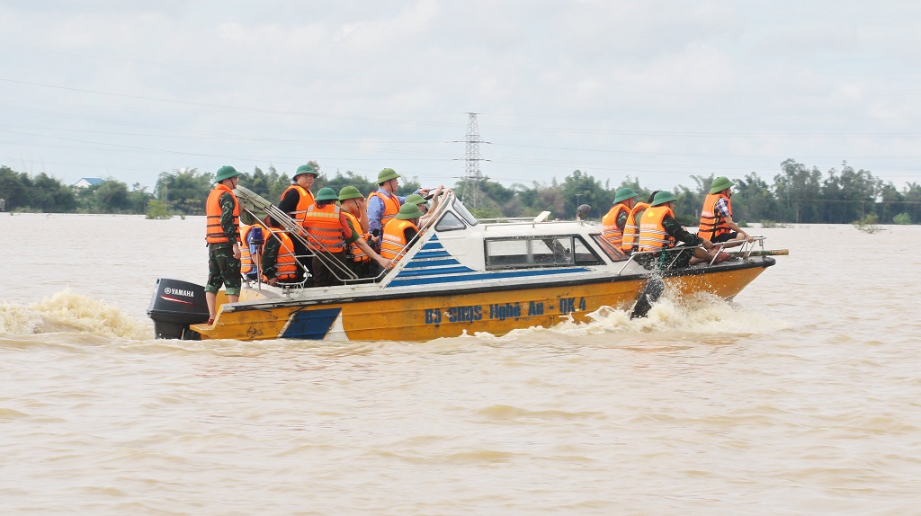 Đoàn công tác của UBND tỉnh đi xuồng, trực tiếp vào kiểm tra, thăm hỏi đời sống người dân trong vùng lũ