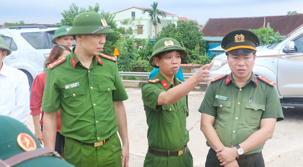 Đồng chí Đại tá Cao Minh Huyền - Phó Giám đốc Công an tỉnh trực tiếp chỉ đạo lực lượng Công an huyện Hưng Nguyên triển khai các biện pháp giúp đỡ người dân vùng ngập lụt trên địa bàn