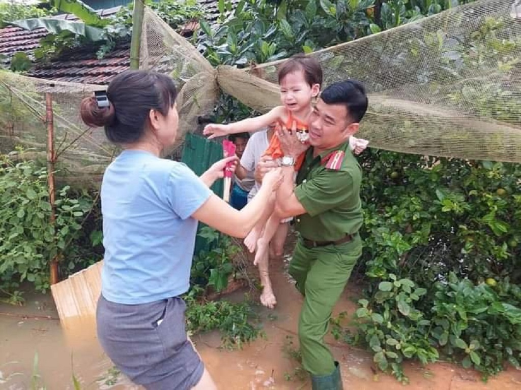 Mặc dù nước rút dần, nhưng một số xã tại huyện Tân Kỳ nước vẫn dâng cao nên cán bộ, chiến sĩ luôn túc trực đưa người dân ra khỏi khu vực nguy hiểm