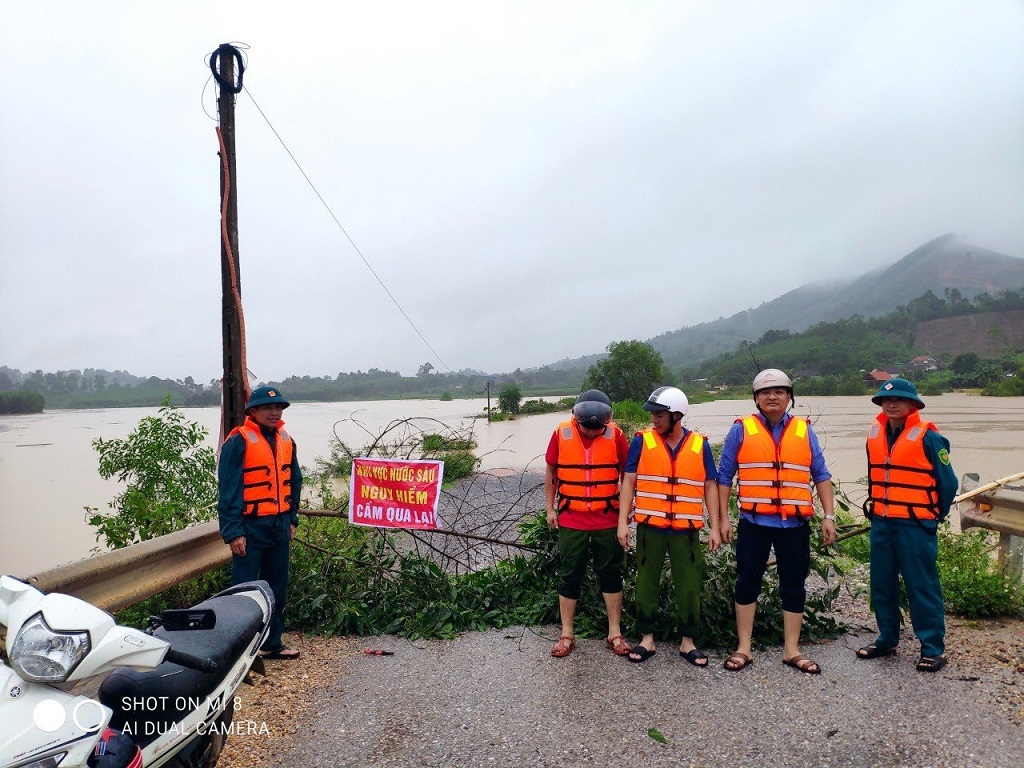 Với tinh thần “Vì nước quên thân, vì dân phục vụ” mỗi cán bộ, chiến sĩ Công an tỉnh Nghệ An luôn túc trực tại những địa bàn trọng yếu và sẵn sàng giúp đỡ người dân khi có yêu cầu