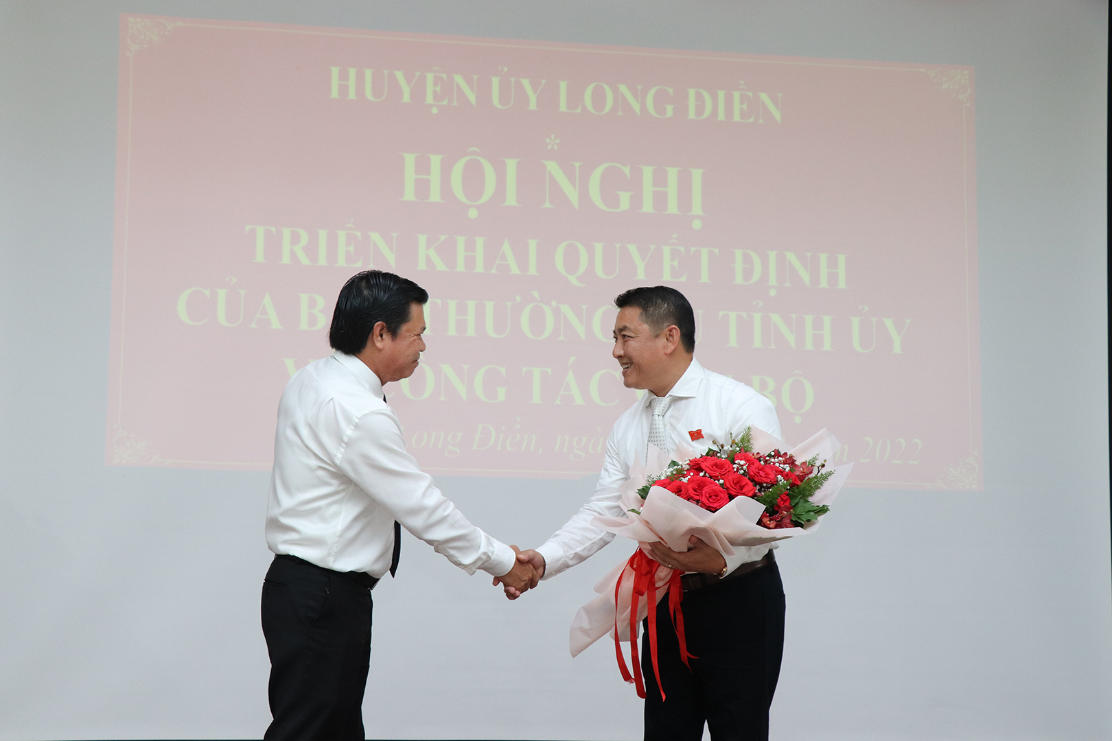 Ông Nguyễn Văn Xinh, Ủy viên Ban Thường vụ Tỉnh ủy, Trưởng Ban Tuyên giáo Tỉnh ủy tặng hoa chúc mừng ông Huỳnh Sơn Tuấn.