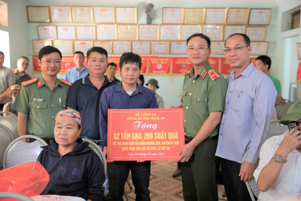 Công an tỉnh Nghệ An tặng 02 tấn gạo và 200 suất quà hỗ trợ Nhân dân thị trấn Mường Xén khắc phục hậu quả do mưa lũ gây ra