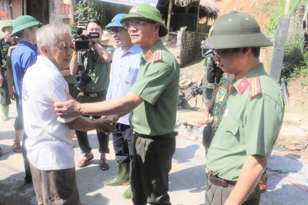 Thăm hỏi, động viên, chia sẻ những khó khăn với người dân