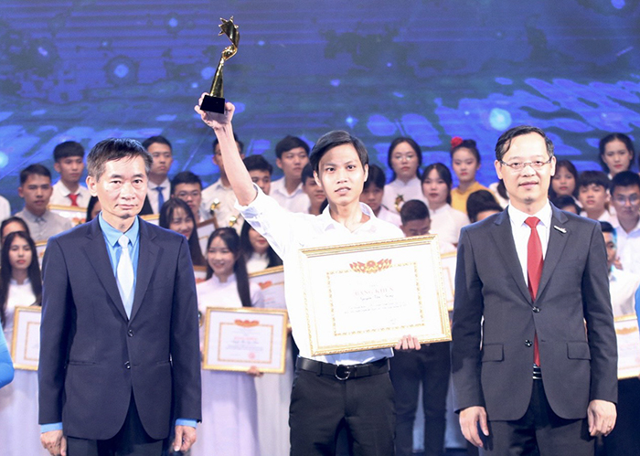 Em Nguyễn Văn Trọng, SV Trường CĐ Kỹ thuật Công nghệ Bà Rịa-Vũng Tàu là 1 trong 100 gương mặt tiêu biểu được vinh danh.