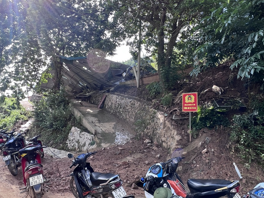 Trụ sở Công an xã Tà Cạ bị đổ sập do lũ quét (nhìn từ phía trước)