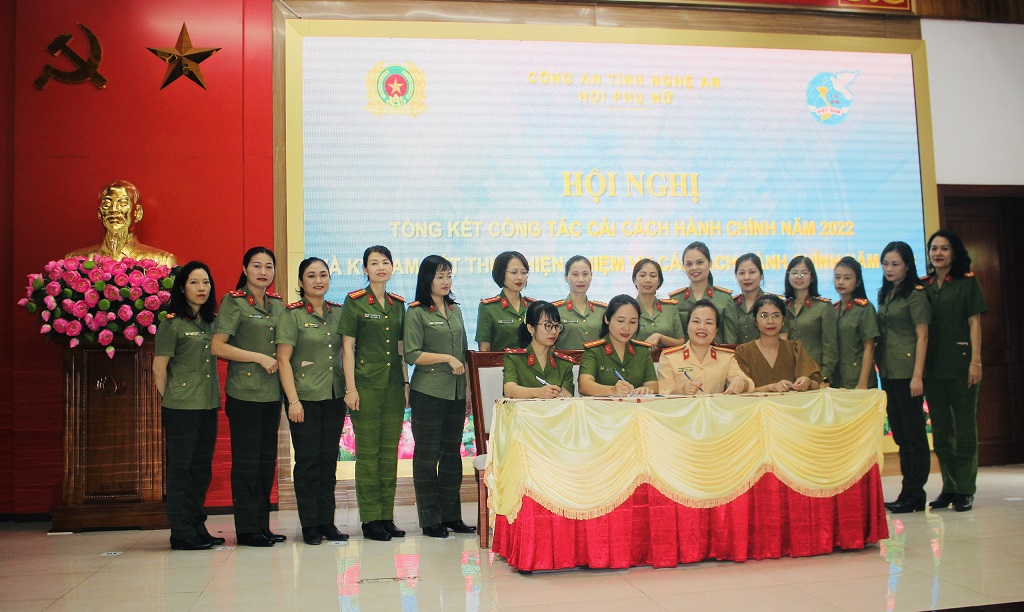Các cấp Hội Phụ nữ Công an Nghệ An ký cam kết thực hiện nhiệm vụ CCHC năm 2023