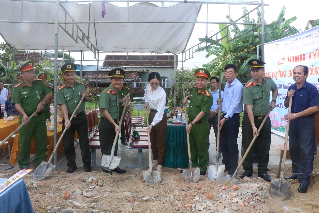 Đại diện Lãnh đạo Công an tỉnh, Công an huyện, chính quyền xã Nghĩa Đồng và gia đình đồng chí Dương tại lễ động thổ khởi công