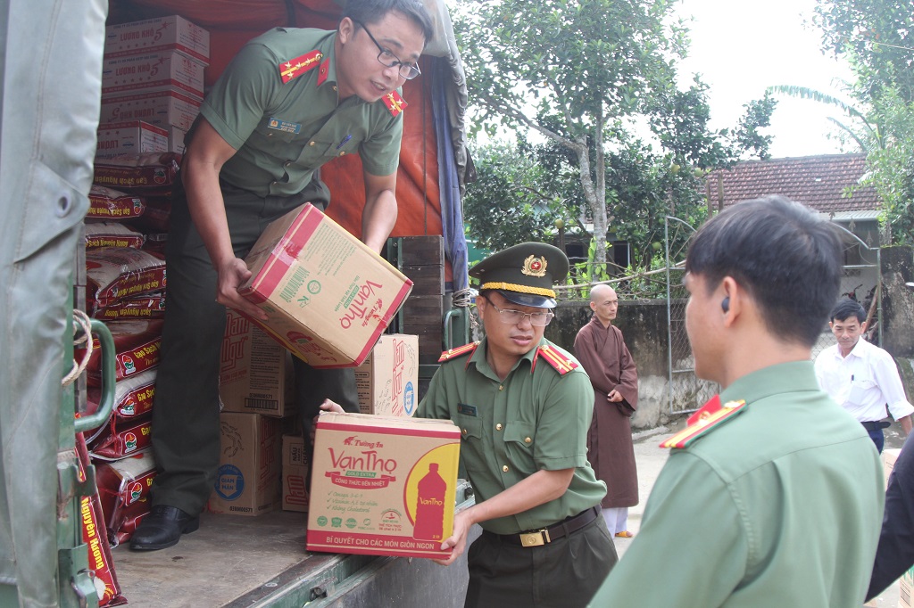 Chuyển các nhu yếu phẩm để trao cho người dân