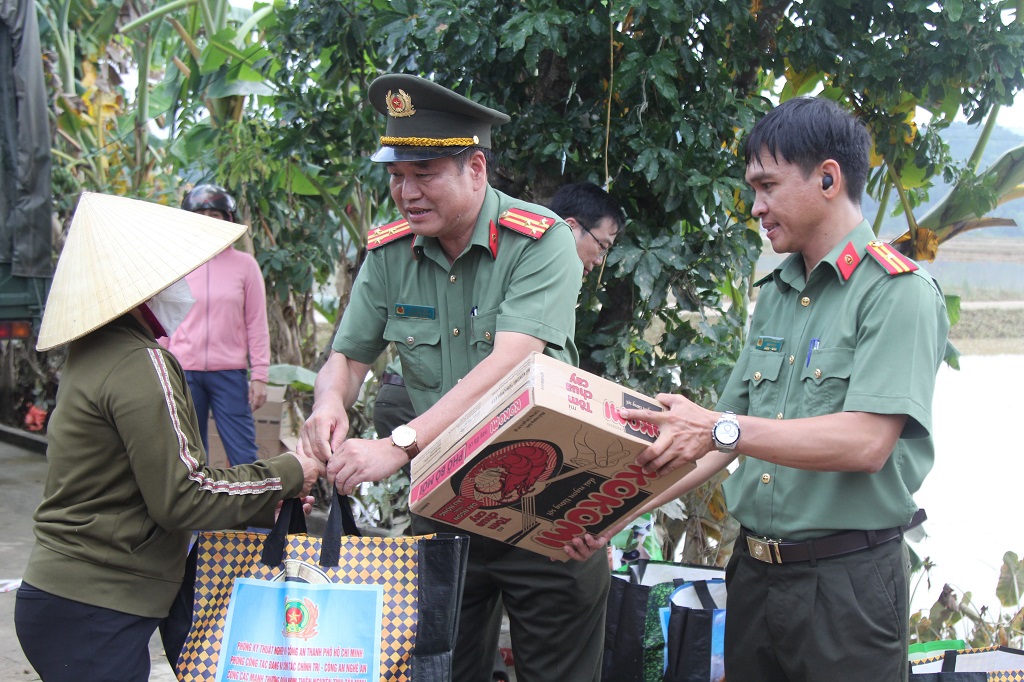 Mỗi hộ dân được 01 suất quà gồm gạo, nước mắm, dầu ăn, hạt nêm, lương khô, bánh gạo và 01 thùng mỳ tôm