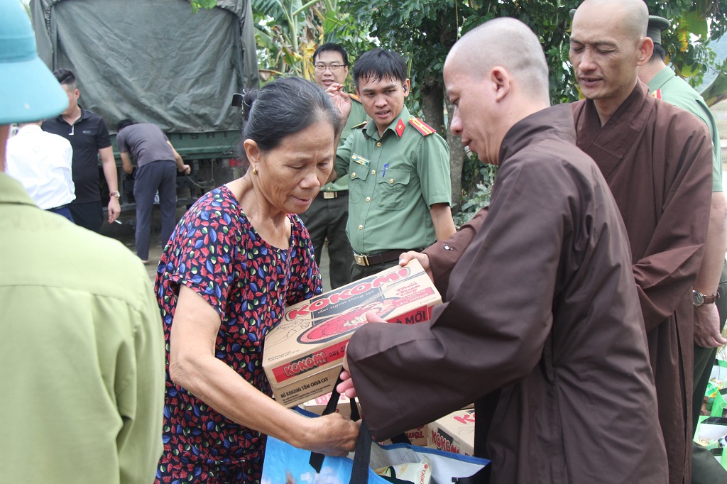 Các mạnh thường quân nhóm thiện nguyện tỉnh Tây Ninh chia sẻ những khó khăn vất vả với người dân xã Châu Nhân