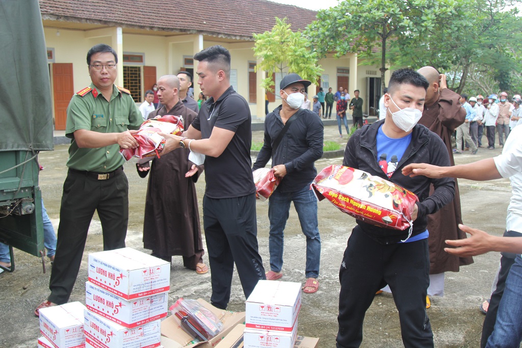 Đoàn thiện nguyện đến với bà con xã Thanh Xuân, huyện Thanh Chương