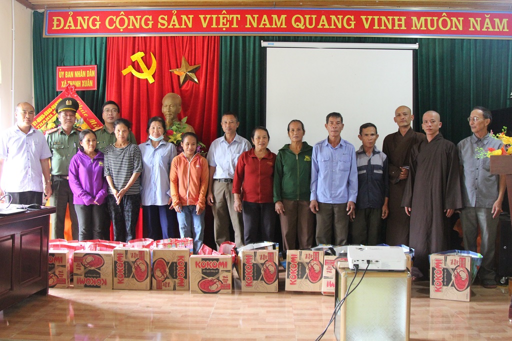 Đoàn thiện nguyện trao các suất quà cho các hộ dân xã Thanh Xuân