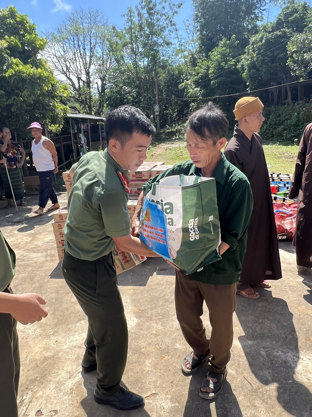 Trao tận tay từng phần quà cho người dân đang bị cô lập tại bản Huồi Pốc, xã Nậm Cắn