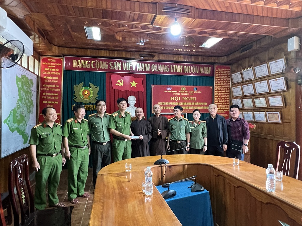 Lãnh đạo Công an huyện Kỳ Sơn đón nhận món quà mà Đoàn thiện nguyện ủng hộ Công an xã Tà Cạ
