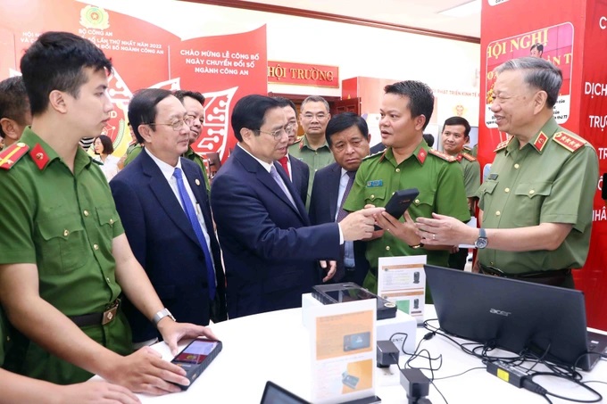 Thủ tướng và các đại biểu xem các sản phẩm chuyển đổi số của ngành Công an. (Ảnh: Kiên Phạm)
