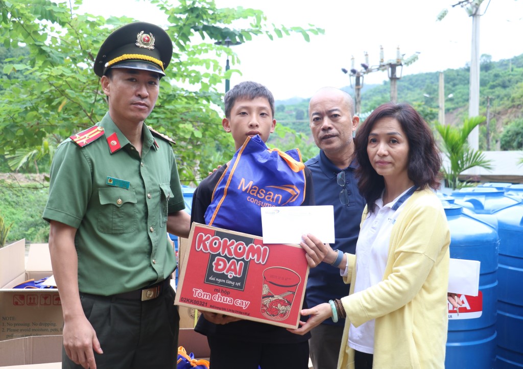 Trao phần quà cho gia đình có cháu bé 04 tháng tuổi không may bị lũ cuốn