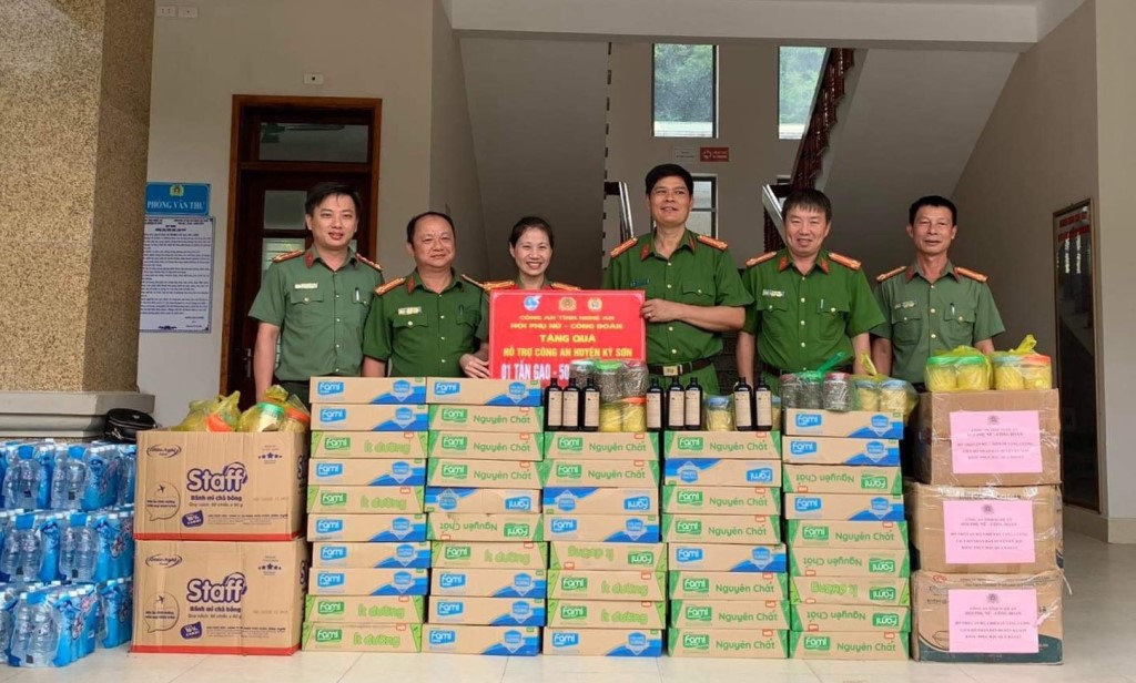 Những nhu yếu phẩm cần thiết mà Hội Phụ nữ, Công đoàn Công an tỉnh gửi đến cán bộ, chiến sĩ Công an huyện Kỳ Sơn
