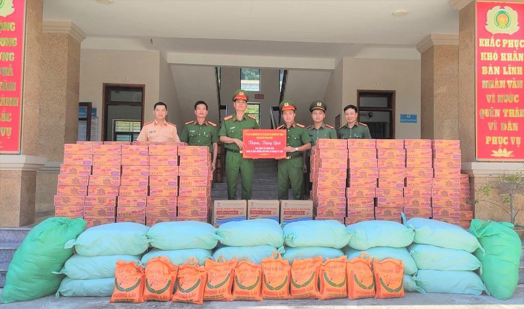 Đồng chí Đại tá Nguyễn Duy Thanh, Phó Giám đốc Công an tỉnh cùng Đoàn Thanh niên Công an tỉnh trao quà hỗ trợ bà con Nhân dân và cán bộ, chiến sỹ chịu ảnh hưởng của mưa lũ tại huyện Kỳ Sơn