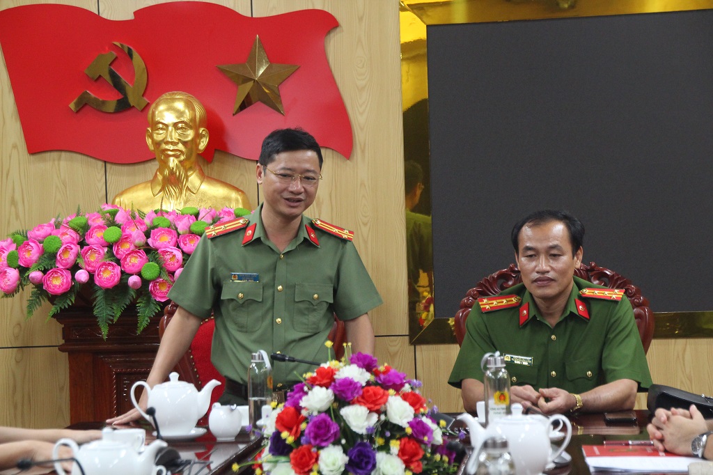 Công an tỉnh Nghệ An tích cực trao đổi, thảo luận với đoàn công tác Công an Bình Phước về những thuận lợi, khó khăn, vướng mắc cũng như những kinh nghiệm trong quá trình triển khai thực hiện công tác CCHC của địa phương
