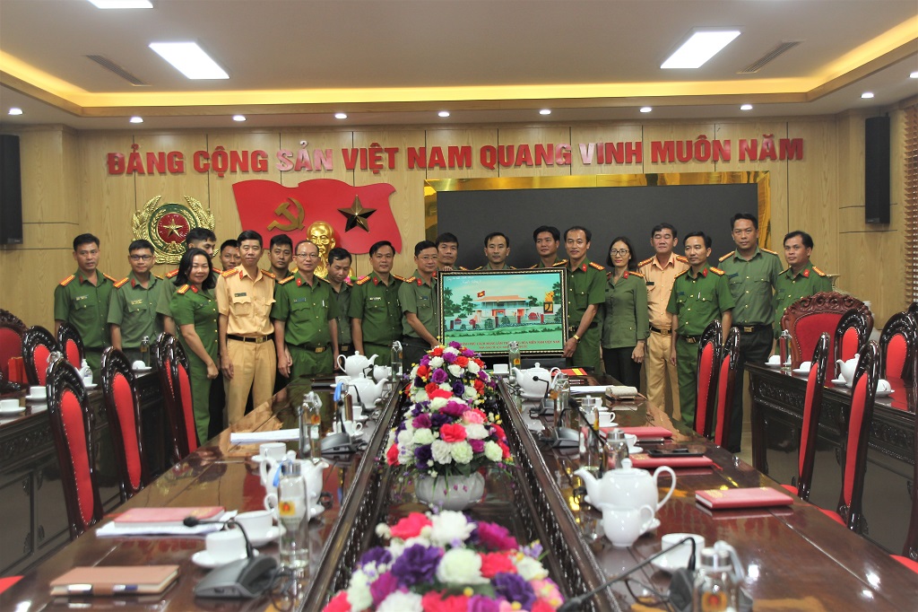 Dịp này đoàn công tác Công an tỉnh Bình Phước cũng đã trao tặng 02 bộ máy tính tặng Công an thị xã Hoàng Mai và huyện Quỳ Hợp đồng thời ủng hộ 30 triệu đồng tới Nhân dân huyện Kỳ Sơn để khắc phục hậu quả mưa lũ
