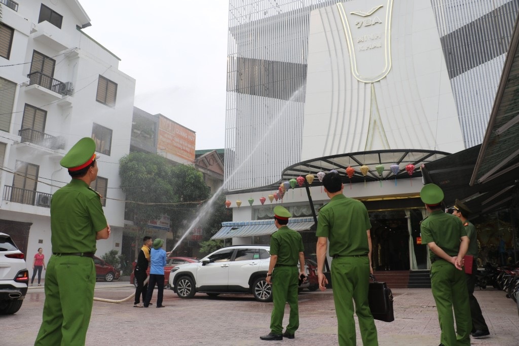 Đồng chí Đại tá Nguyễn Duy Thanh - Phó Giám đốc Công an tỉnh Nghệ An cùng Đoàn công tác Phòng Cảnh sát PCCC&CNCH kiểm tra đột xuất một số cơ sở kinh doanh dịch vụ karaoke