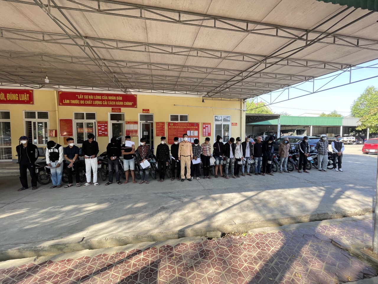 Nhóm các đối tượng và phương tiện lạng lách, đánh võng bị tạm giữ tại cơ quan Công an
