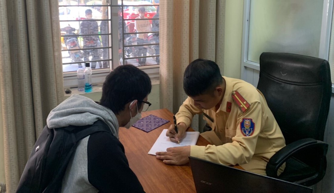 Cơ quan Công an làm việc với một đối tượng trong nhóm đối tượng chạy xe mô tô lạng lách đánh võng gây mất an ninh trật tự