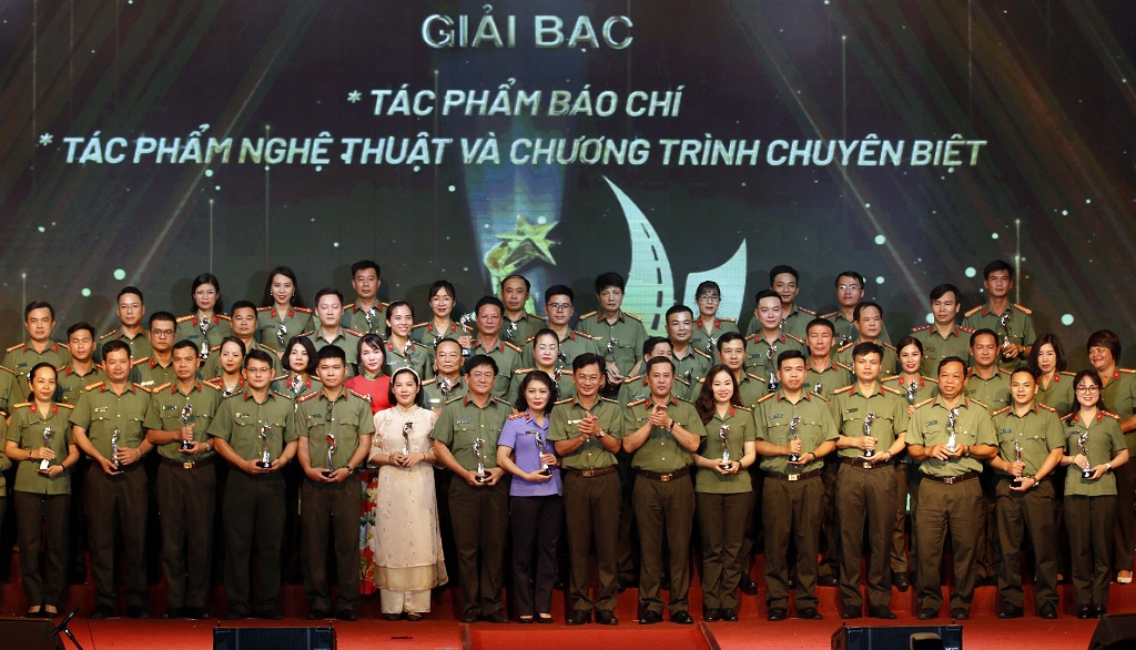 Ban tổ chức trao giải Bạc cho các tác phẩm báo chí tại Liên hoan Truyền hình, Phát thanh CAND