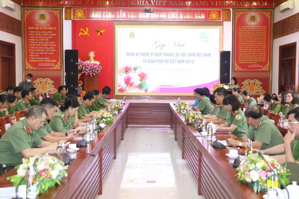 Đông đảo các đại biểu và cán bộ, hội viên phụ nữ Công an tỉnh tham dự buổi gặp mặt
