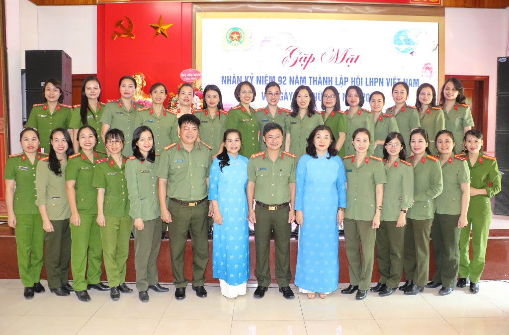 Các đại biểu và hội viên phụ nữ Công an Nghệ An chụp ảnh lưu niệm