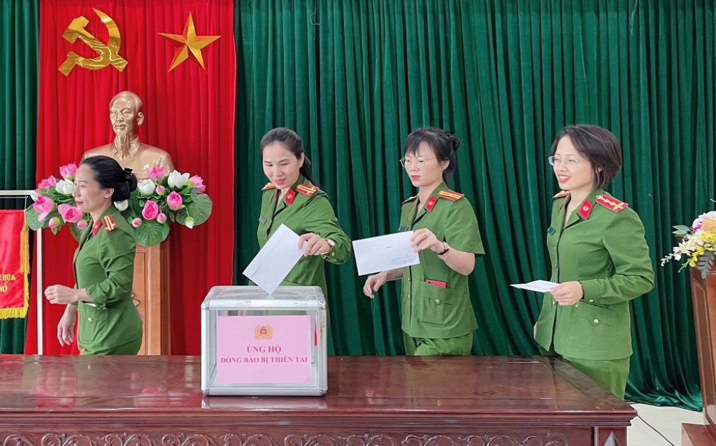 Hội viên Hội Phụ nữ Cơ quan Cảnh sát điều tra trích một ngày lương để ủng hộ, giúp đỡ bà con chịu ảnh hưởng mưa lũ