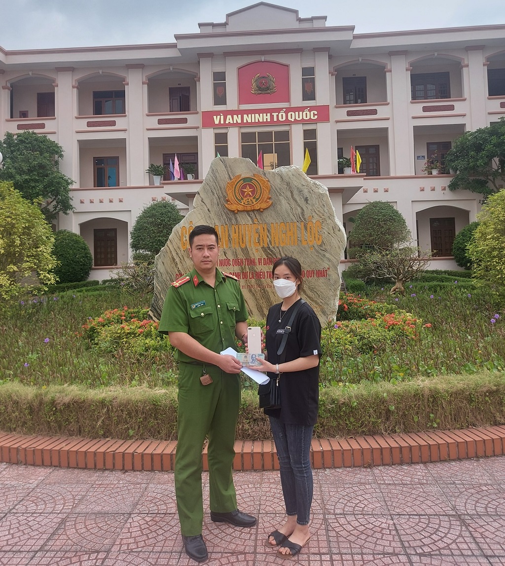 Chị Vũ Cẩm Tú vui mừng nhận lại điện thoại từ đồng chí Thượng úy Nguyễn Mạnh Hoàng
