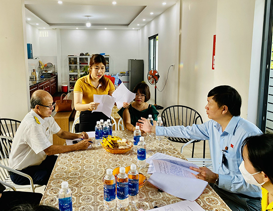 Đoàn kiểm tra liên ngành làm việc với cơ sở homestay Tamiah (khu biệt thự Thanh Bình, phường 10) vì cơ sở này nhiều lần bị người dân phản ánh cho khách du lịch hát hò ồn ào, ảnh hưởng đến đời sống của người dân.