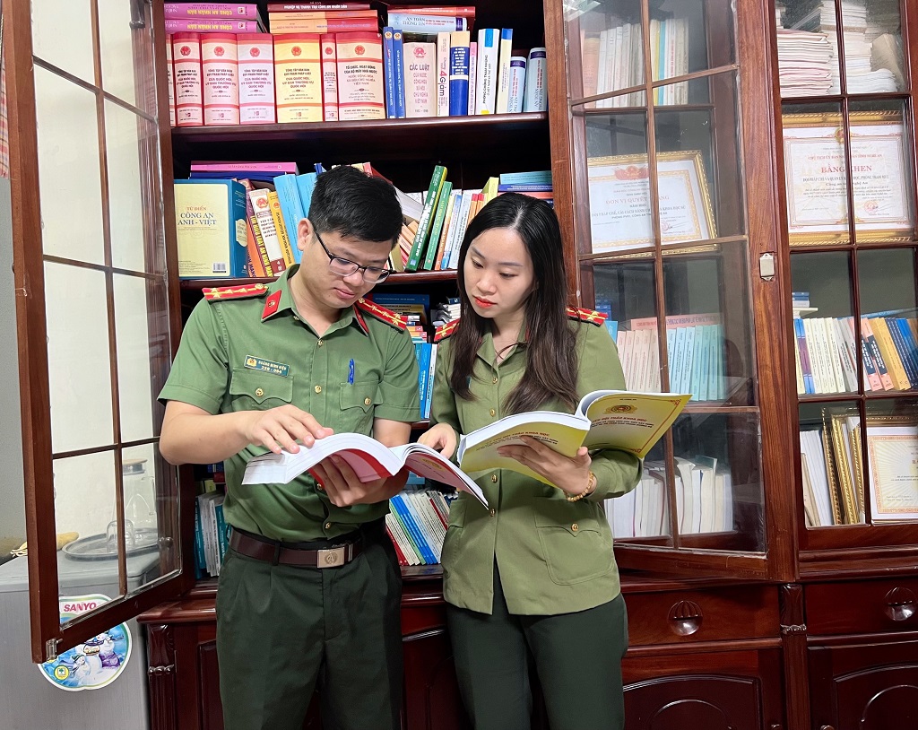 Đội ngũ cán bộ làm công tác pháp chế không ngừng học hỏi, nghiên cứu nhằm đáp ứng yêu cầu nhiệm vụ trong tình hình mới