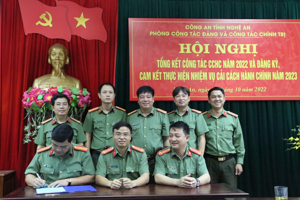 Các đội công tác tiến hành ký cam kết thực hiện 3 nhiệm vụ cải cách hành chính