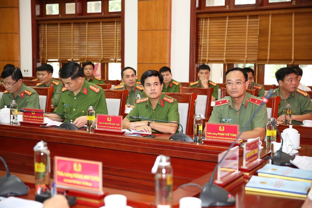 Các đại biểu tham dự buổi làm việc