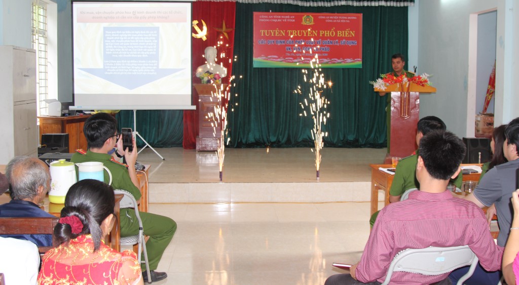 Tại buổi tuyên truyền, cán bộ báo cáo viên đã minh hoạ cho người dân loại (pháo sáng) được pháp luật cho phép để sử dụng trong các dịp lễ, Tết