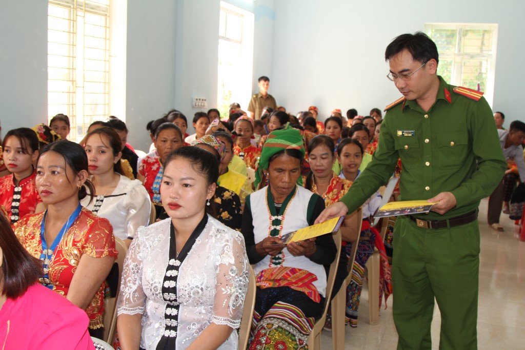 Những tờ rơi liên quan tới các quy định cấm tàng trữ, sản xuất, mua bán trái phép pháo nổ được phát đến tận người dân