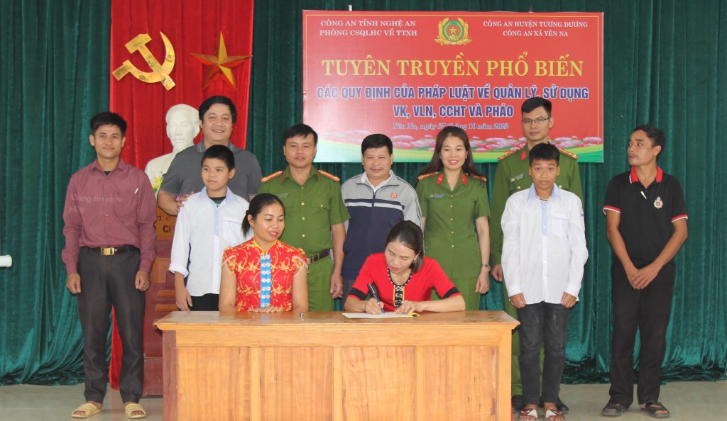 Các ban, ngành, đoàn thể ký cam kết các quy định về quản lý, sử dụng vũ khí, vật liệu nổ, công cụ hỗ trợ và pháo